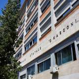 La struttura si sviluppa su sei livelli ed � introdotta da una grande scritta in ferro battuto che riporta il nome �Istituto Tecnico Industriale Statale G. Marconi�: lettere che sono state forgiate dagli stessi studenti che utilizzarono una piccola fonderia situata un tempo nel cortile interno della scuola